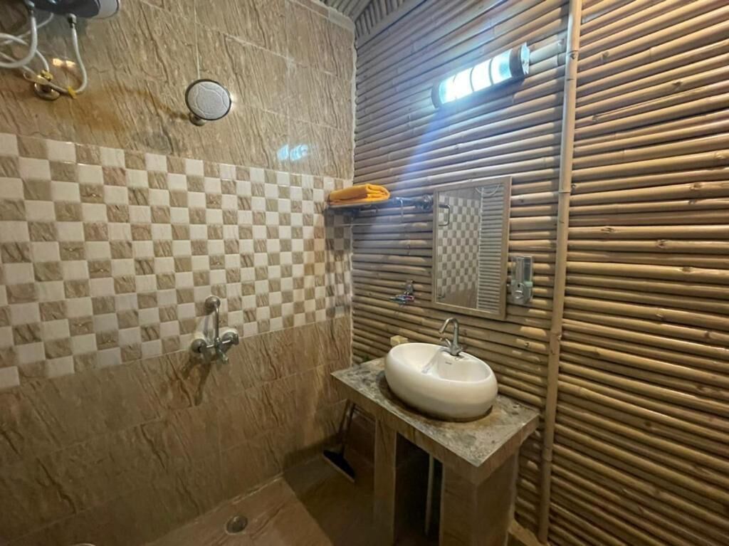 Towels, soap, shampoo, toilet paper