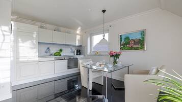 Fridge, oven, stovetop, dishwasher