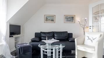 Een televisie en een tafeltennistafel