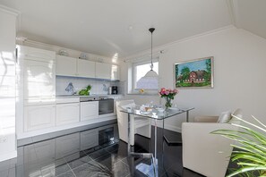 Fridge, oven, stovetop, dishwasher