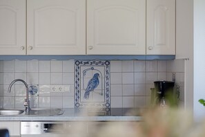 ثلاجة، فرن، موقد طهي مسطح، غسالة أطباق