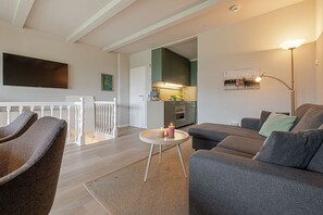 Fernseher, DVD-Player, Tischtennisplatte, Stereoanlage