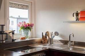 Fridge, oven, stovetop, dishwasher - Haus Wattblick OG - Holiday apartment "Haus Wattblick OG" - Sea view & Nordic style (Wenningstedt-Braderup (Sylt))