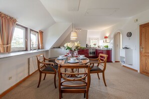 Fridge, oven, stovetop, dishwasher - Haus Wattblick OG - Holiday apartment "Haus Wattblick OG" - Sea view & Nordic style (Wenningstedt-Braderup (Sylt))