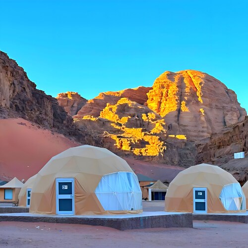 Desert Oasis in Wadi Rum Village - Cozy Lodge Room