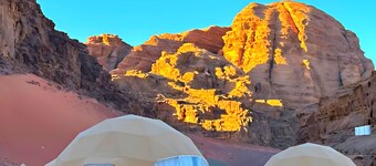 Desert Oasis in Wadi Rum Village - Cozy Lodge Room