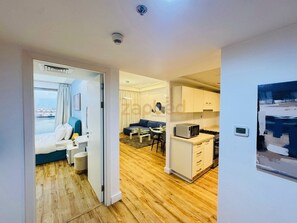 Appartamento, balcone, vista spiaggia | Area soggiorno