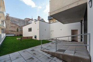 المنطقة المحيطة بالمنشأة