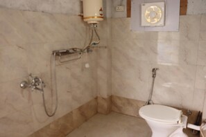 Camera singola, balcone, vista montagna | Bagno | Pantofole, asciugamani, sapone, carta igienica