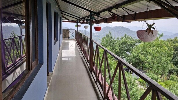 Ein überdachter Balkon mit Blick auf eine Berglandschaft.