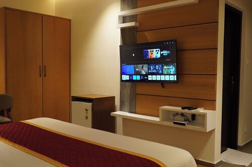 Ritz Avenue luxuary Hotel: 5 -Starsuites, Downtown Oasis w/Pool