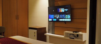 Ritz Avenue luxuary Hotel: 5 -Starsuites, Downtown Oasis w/Pool