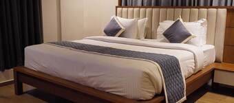 Ritz Avenue luxuary Hotel: 5 -Starsuites, Downtown Oasis w/Pool