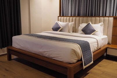 Ritz Avenue luxuary Hotel: 5 -Starsuites, Downtown Oasis w/Pool