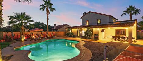 Alberca al aire libre y alberca climatizada