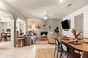 TV connectée, jeux vidéo, baby-foot, livres