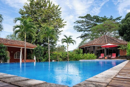 Retraite sereine à Tamarindo avec piscine partagée et vue sur le jardin