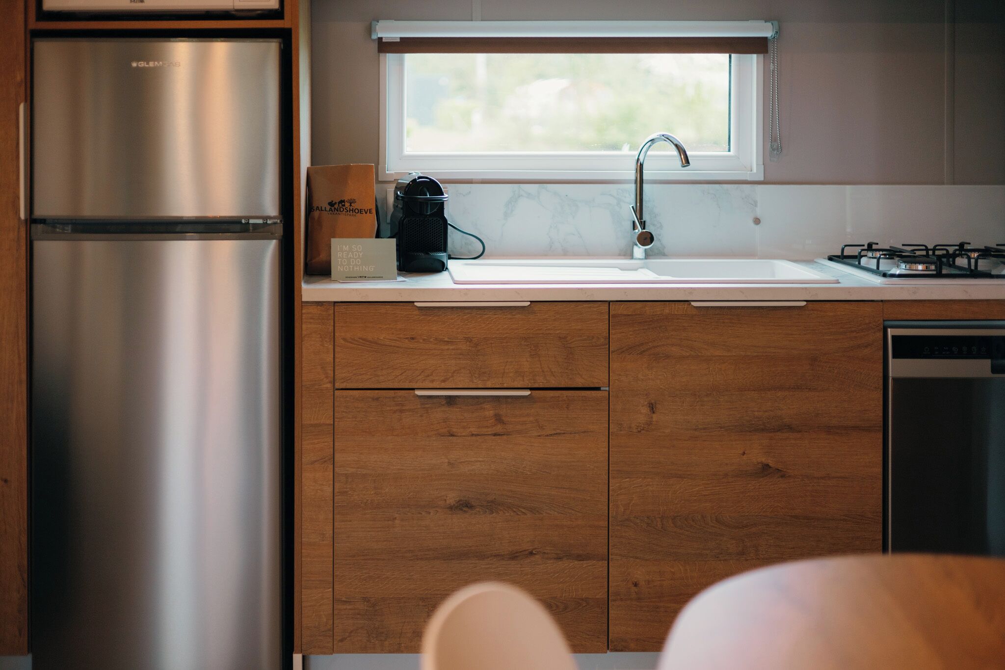 Een koelkast, een magnetron, een oven, een vaatwasser