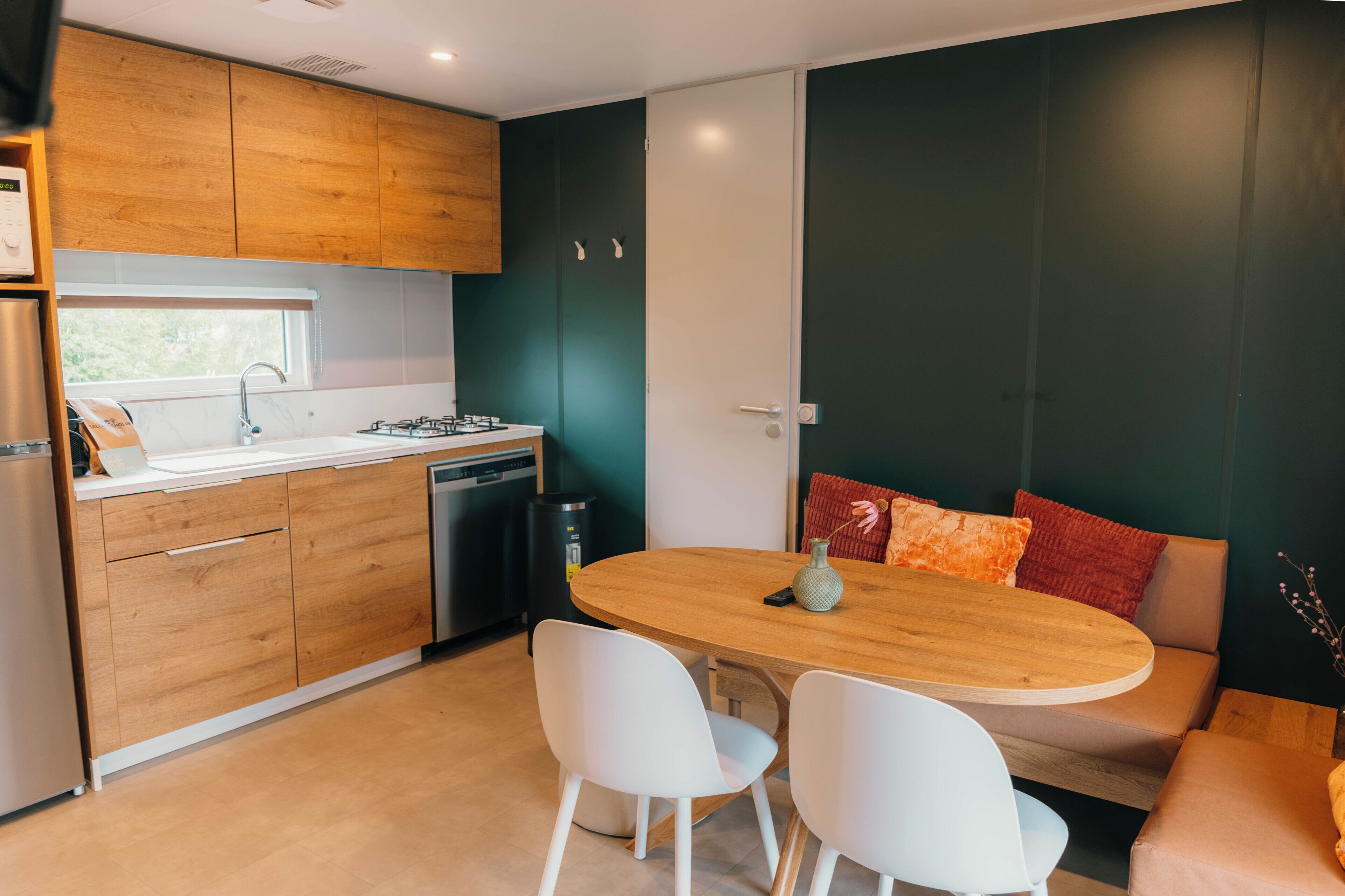 Een koelkast, een magnetron, een oven, een vaatwasser