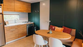 Een koelkast, een magnetron, een oven, een vaatwasser