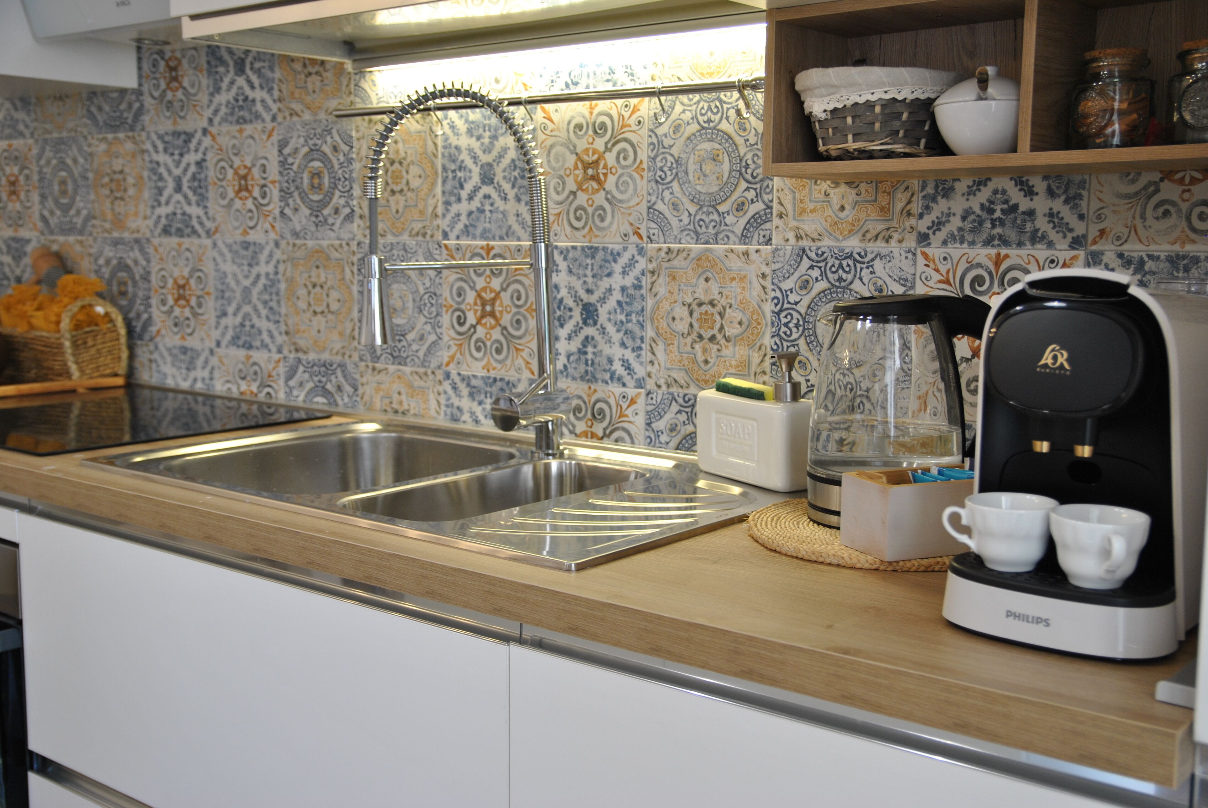 Frigorifero, microonde, piano cottura, tostapane