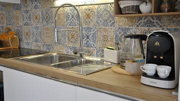 Kühlschrank, Mikrowelle, Herdplatte, Toaster