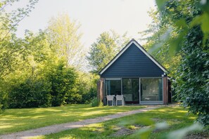 Exterior - Enjoy comfort and nature in the IJssel Comfort Plus bungalow for 2 persons at Vakantiepark de Sallandshoeve, with modern amenities and a peaceful setting. (Nieuw Heeten)