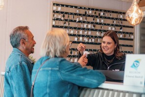 Lobby - Enjoy comfort and nature in the IJssel Comfort Plus bungalow for 2 persons at Vakantiepark de Sallandshoeve, with modern amenities and a peaceful setting. (Nieuw Heeten)