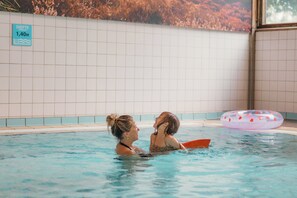 Pool - Enjoy comfort and nature in the IJssel Comfort Plus bungalow for 2 persons at Vakantiepark de Sallandshoeve, with modern amenities and a peaceful setting. (Nieuw Heeten)