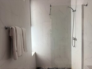 Shower, towels - JoLi Beach House - Charming Second Floor T1 Center - with balcony (Santa Maria)