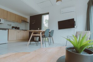 Interior - Stay in the IJssel Plus bungalow for 2 persons at Vakantiepark de Sallandshoeve and enjoy comfort and nature in Overijssel. (Nieuw Heeten)