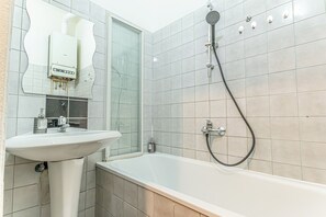 Lägenhet Basic | Badrum | Badkar/dusch, gratis toalettartiklar, hårtork och handdukar