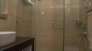 وحدات دش مع أحواض استحمام، خف للقدمين، صابون، شامبو