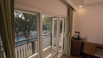 書桌、筆電工作空間