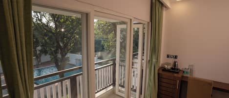 Työpöytä, kannettavalle tietokoneelle sopiva työtila