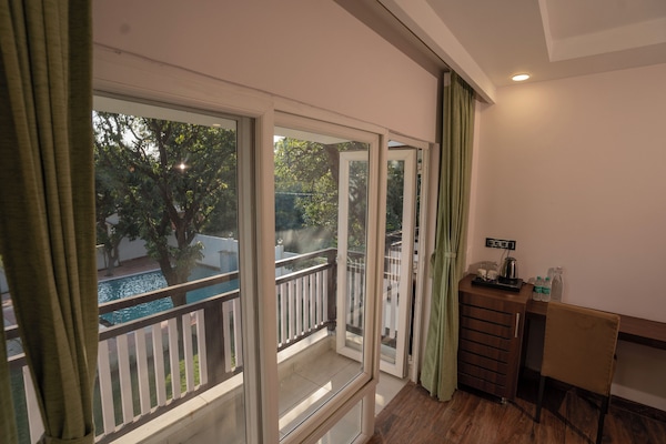 Meja kerja dan ruang kerja ramah laptop