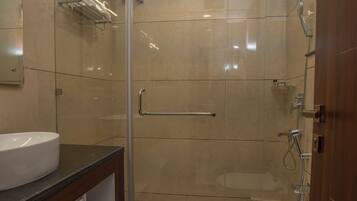 وحدات دش مع أحواض استحمام، خف للقدمين، صابون، شامبو