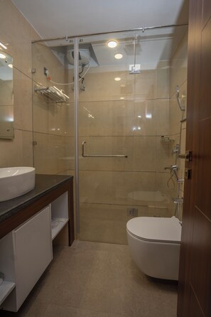 Combined shower/tub, slippers, soap, shampoo - Corbett Hidden Paradise (Ramnagar)