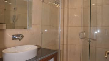 Deluxe Room | Bathroom