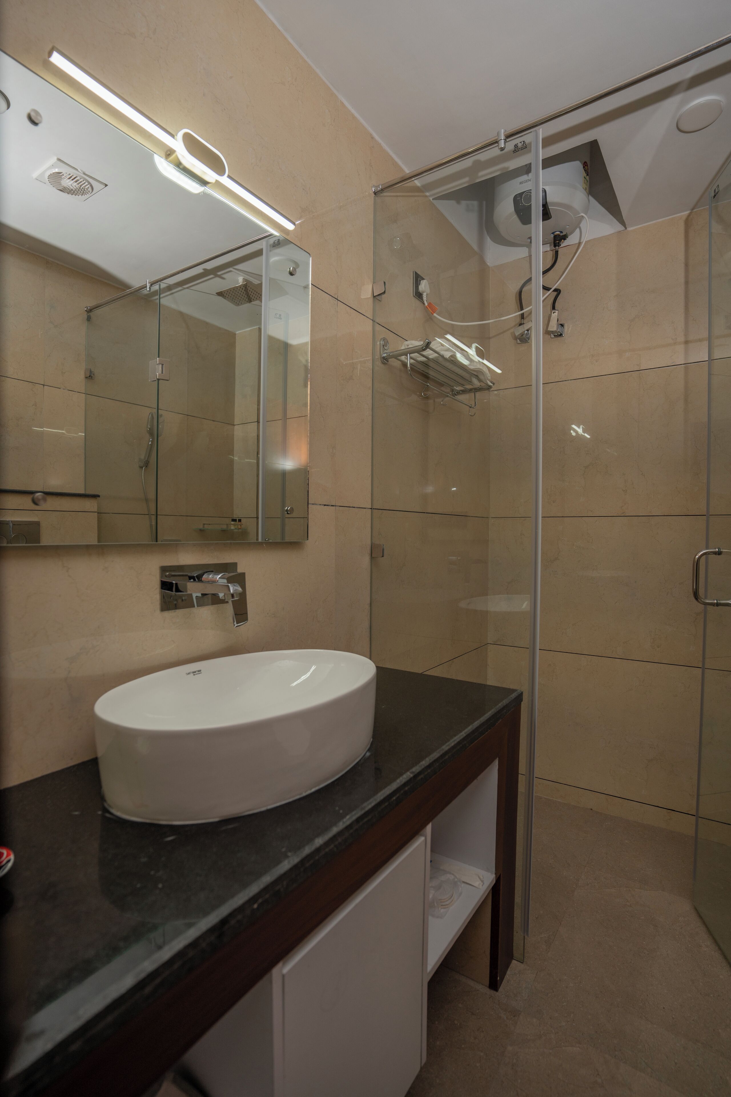 Deluxe-værelse | Badeværelse | Kombination af bruser/badekar, hjemmesko, Sæbe, Shampoo