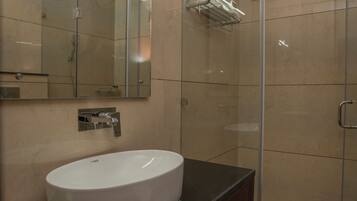 Deluxe-værelse | Badeværelse | Kombination af bruser/badekar, hjemmesko, Sæbe, Shampoo