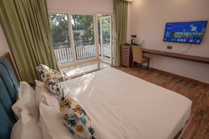 Desk, laptop workspace - Corbett Hidden Paradise (Ramnagar)