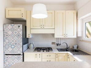 Fridge, cookware/dishes/utensils