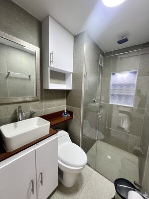 Loft Comfort, vista città | Bagno | Doccia, asciugamani, sapone, shampoo