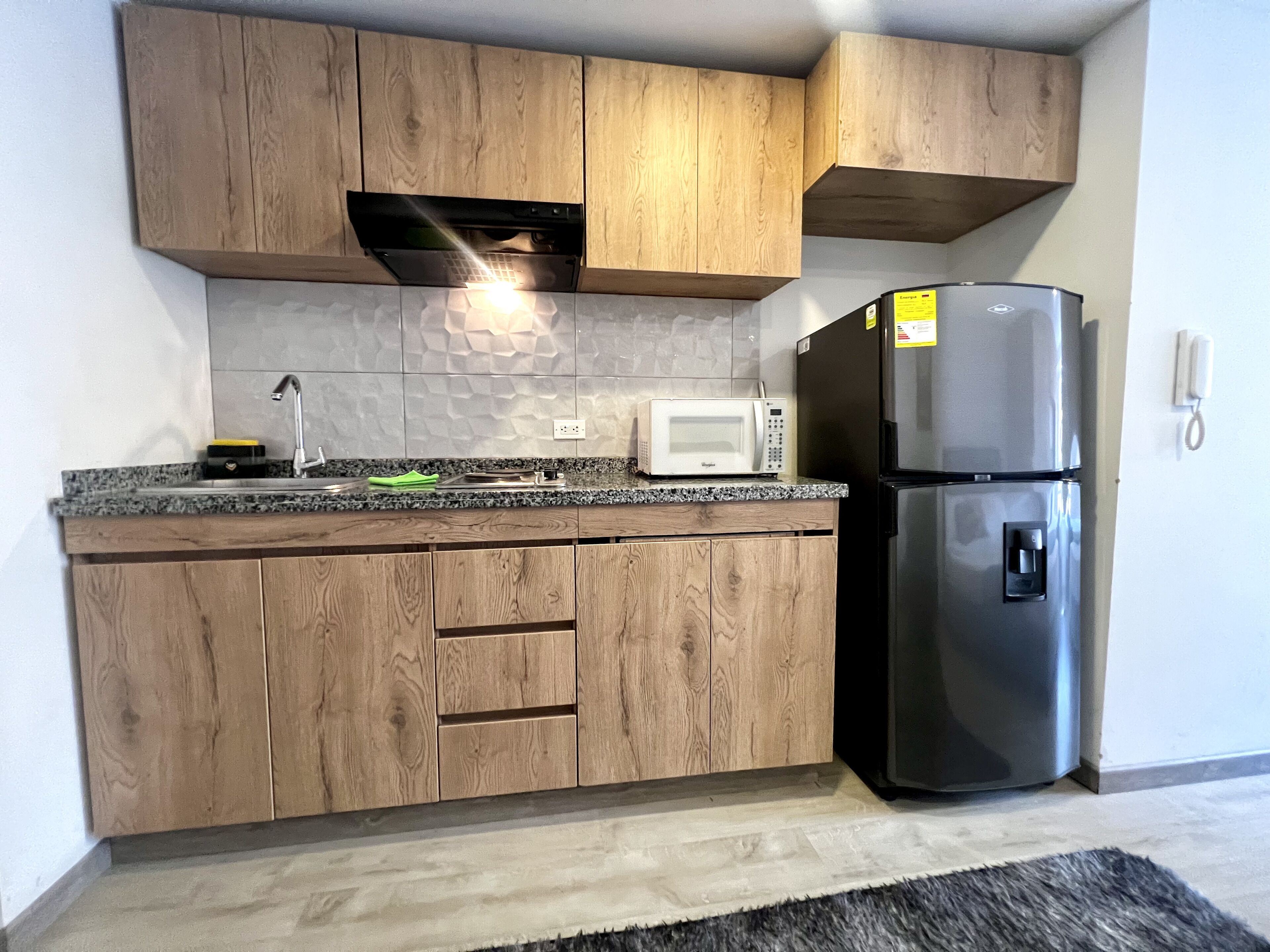 Loft familiar, vista a la ciudad | Cocina privada | Refrigerador, parrilla de estufa y utensilios de cocina 