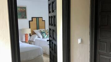 Une chambre d’hôtel avec un lit, une table de chevet avec une lampe et un tableau au mur.