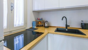 Refrigerador, microondas, lavavajillas, utensilios de cocina
