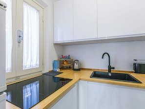 Refrigerador, microondas, lavavajillas y utensilios de cocina 