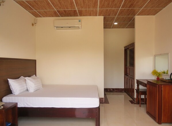 Superior Double Room, Garden View | Desk, free WiFi