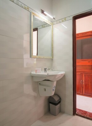 Kamar mandi | Shower, pengering rambut, kloset, dan handuk